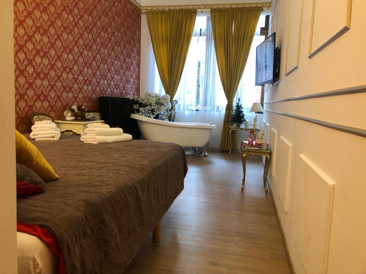 Love Nest Versailles - Unique Louis XIV decoration - Calm location right IN city center Namur Extérieur photo