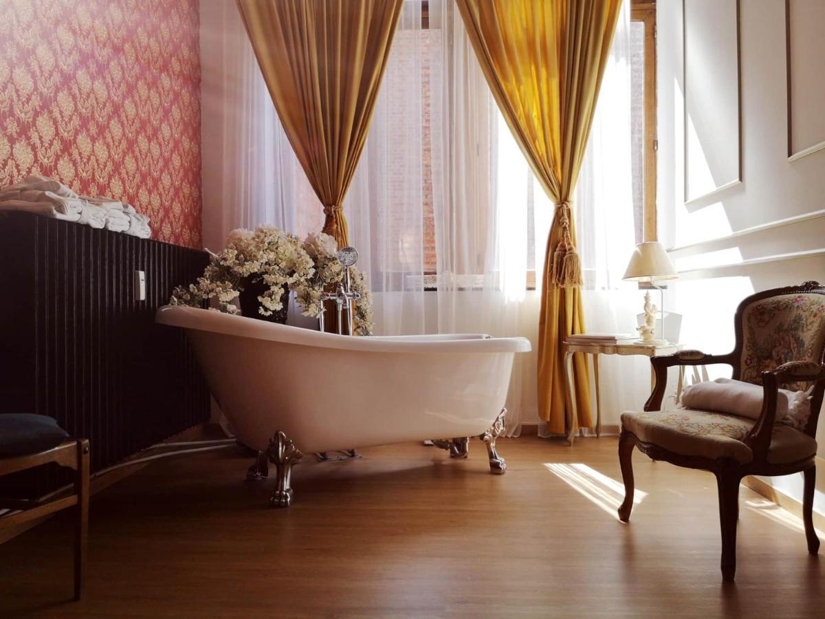 Love Nest Versailles - Unique Louis XIV decoration - Calm location right IN city center Namur Extérieur photo